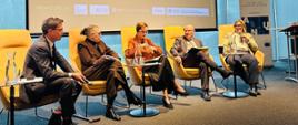 Grupa panelistów na scenie