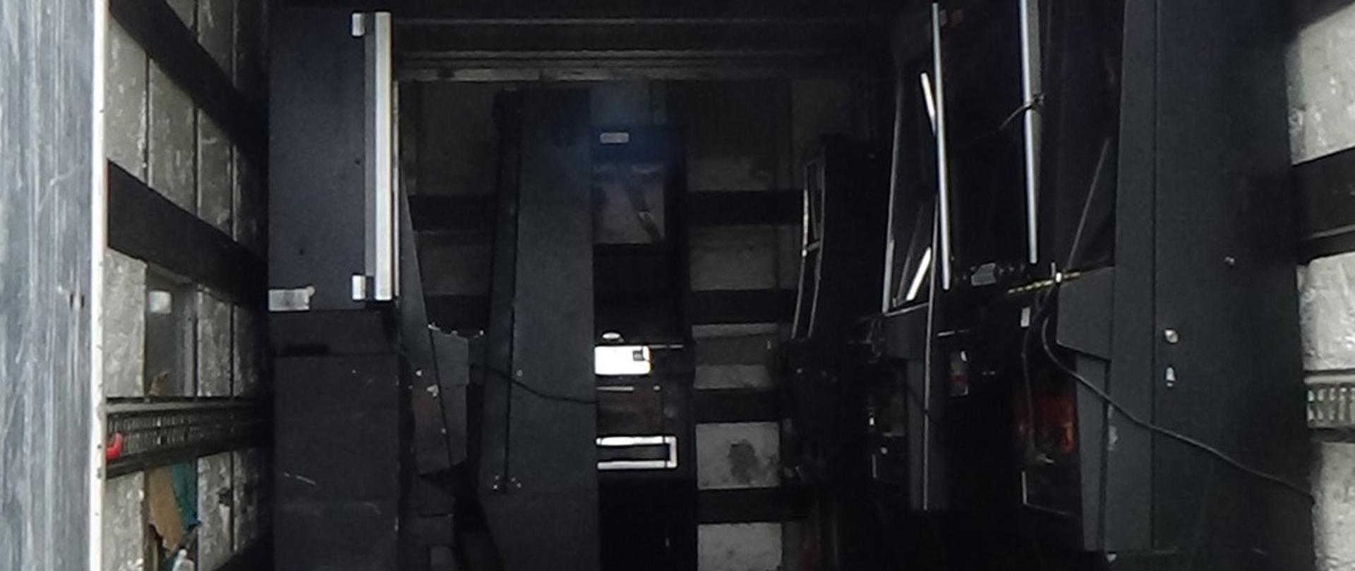 Na zdjęciu nielegalne automaty w samochodzie dostawczym