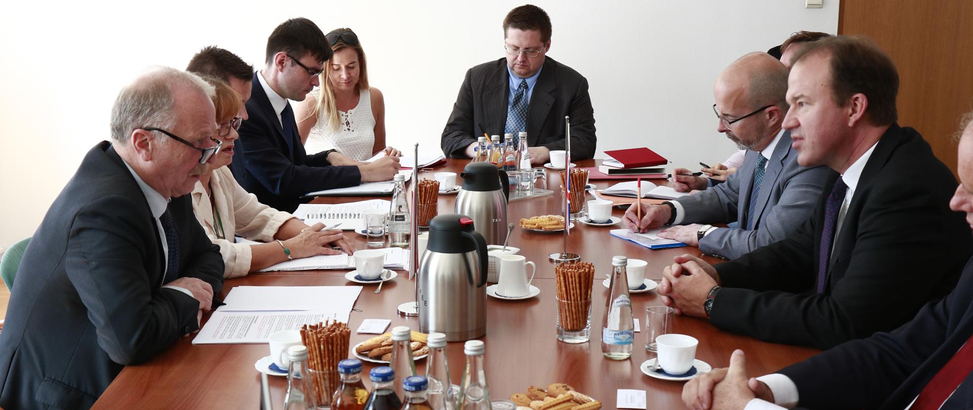 Spotkanie wiceministra M. Chodkiewicza z podsekretarzem stanu ds. transportu drogowego Wielkiej Brytanii J. Normanem