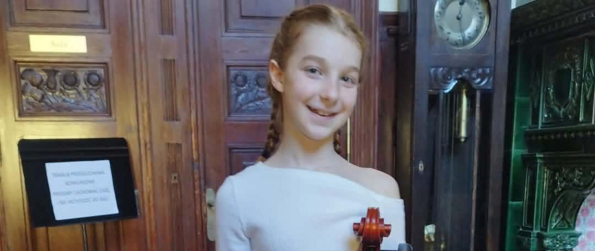 Fatima Wiedeńska stoi z wiolonczelą