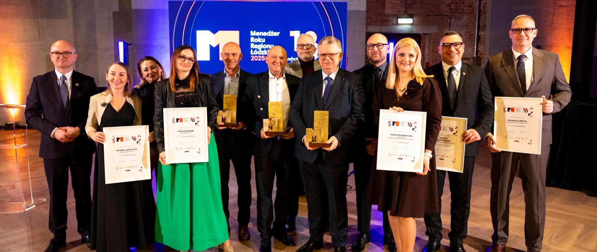 Zwycięzcy nagrody głównej oraz wyróżnieni w konkursie "Menadżer Roku Regionu Łódzkiego 2025" wraz z członkami komisji. 