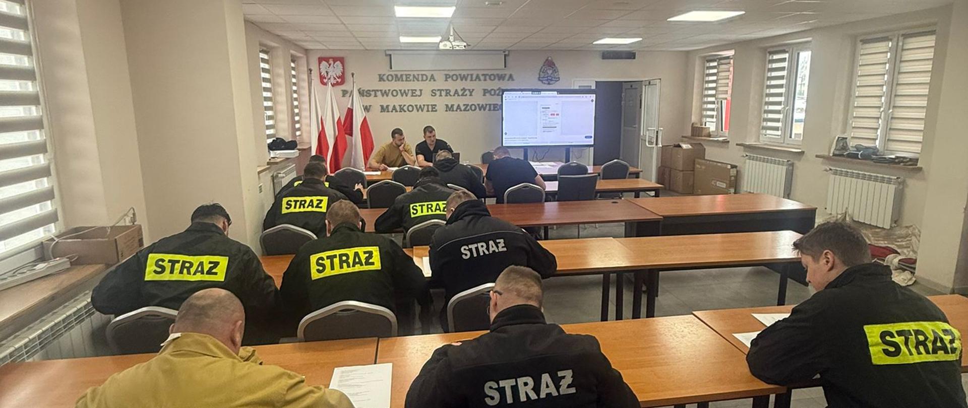 Strażacy z OSP piszą część testową egzaminu KPP.