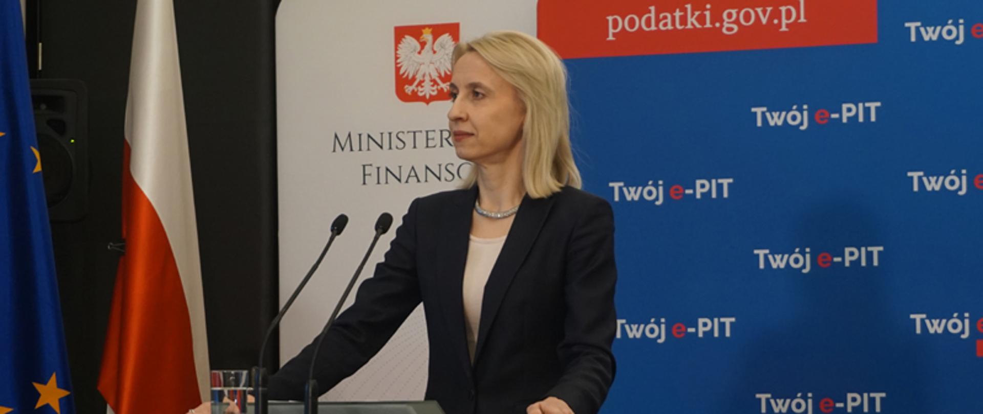 Minister Teresa Czerwińska podczas konferencji prasowej