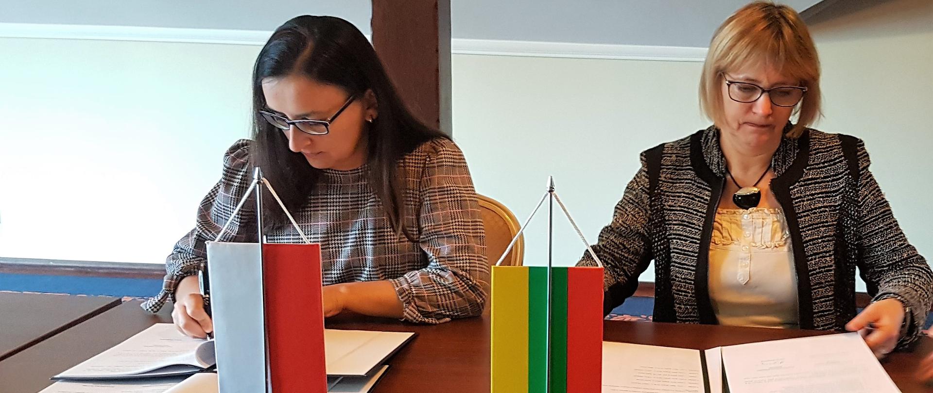 Przedstawiciele strony polskiej i litewskiej podpisują list intencyjny