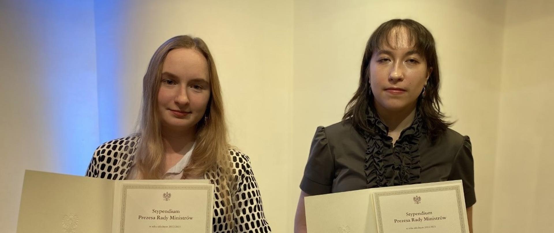 Zdjęcie dwóch laureatek stypendium prezesa rady ministrów. Po prawej stronie Anna Esnekier. Po lewej stronie Amelia Sułkowska.