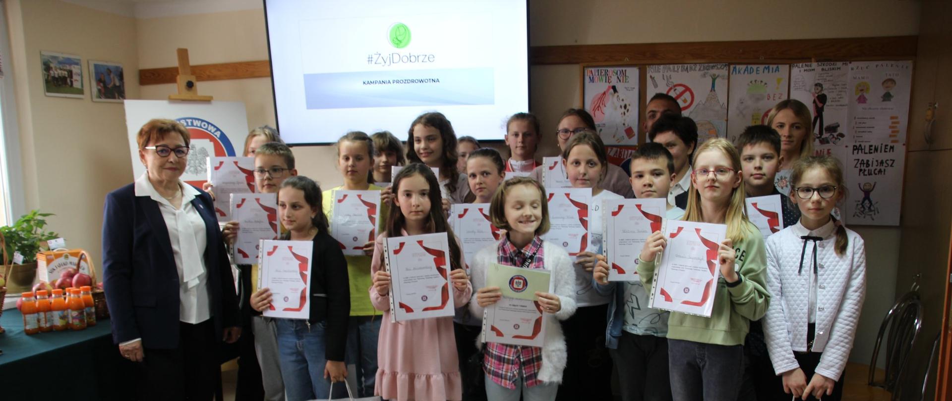 Na zdjęciu widzimy laureatów konkursu z okazji Światowego Dnia bez Tytoniu wraz z organizatorami oraz Panią Inspektor Jolantą Wilk – Państwowym Powiatowym Inspektorem Sanitarnym w Przysusze.