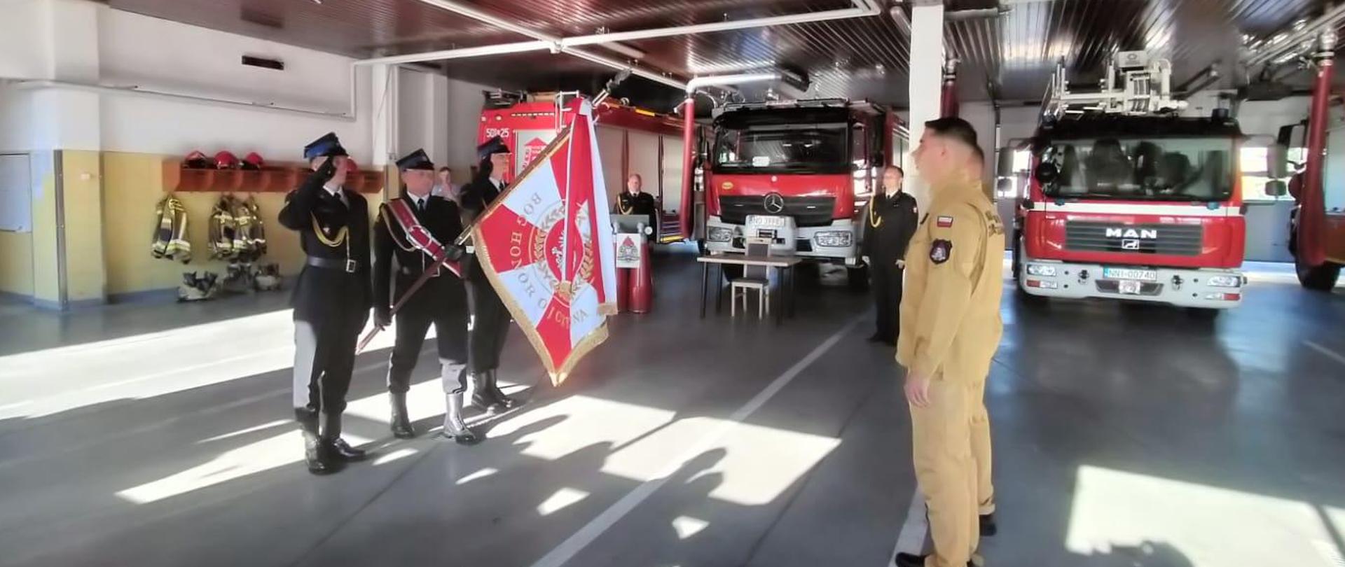 Ślubowanie strażaków: Damian Olszewski oraz Paweł Karuc