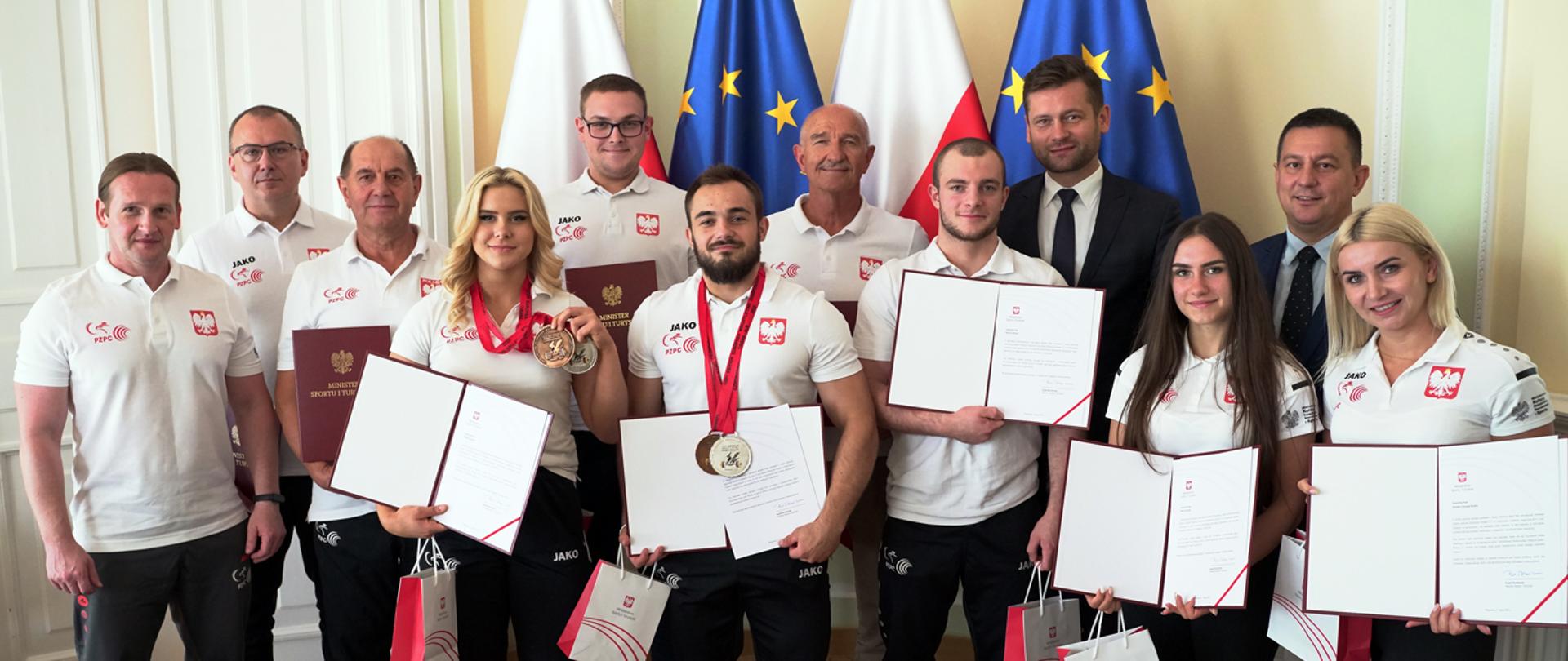 Spotkanie ministra Kamila Bortniczuka z medalistami Mistrzostw Świata U-17 w podnoszeniu ciężarów. Zdjęcie grupowe uczestników spotkania z ministrem Kamilem Bortniczukiem.