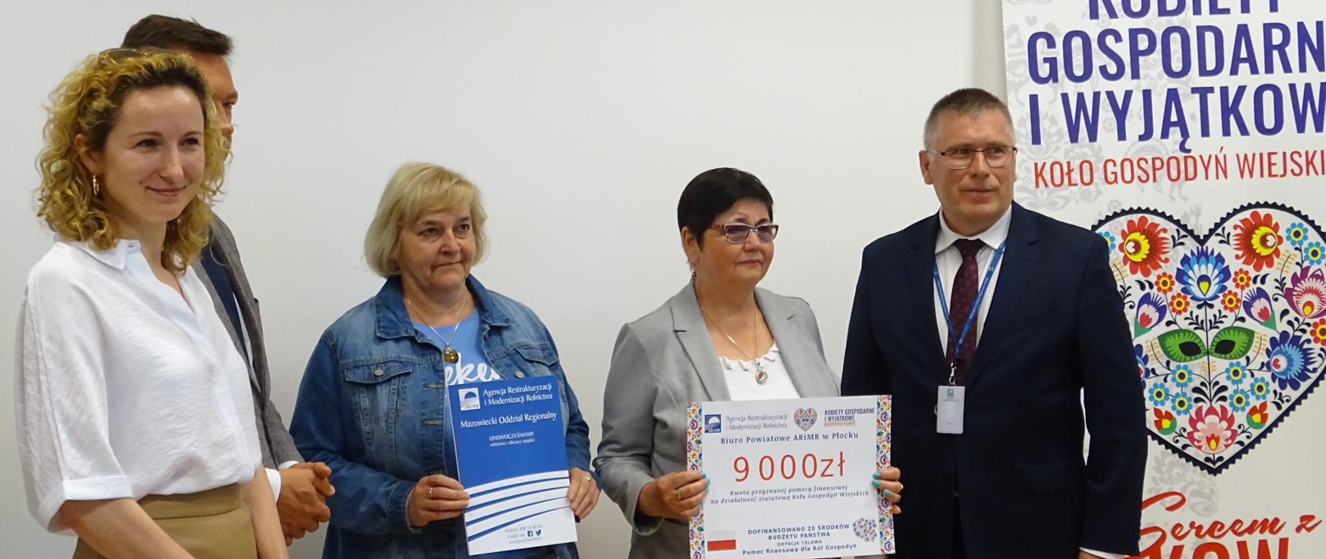 Wręczenie symbolicznych czeków dla Kół Gospodyń Wiejskich