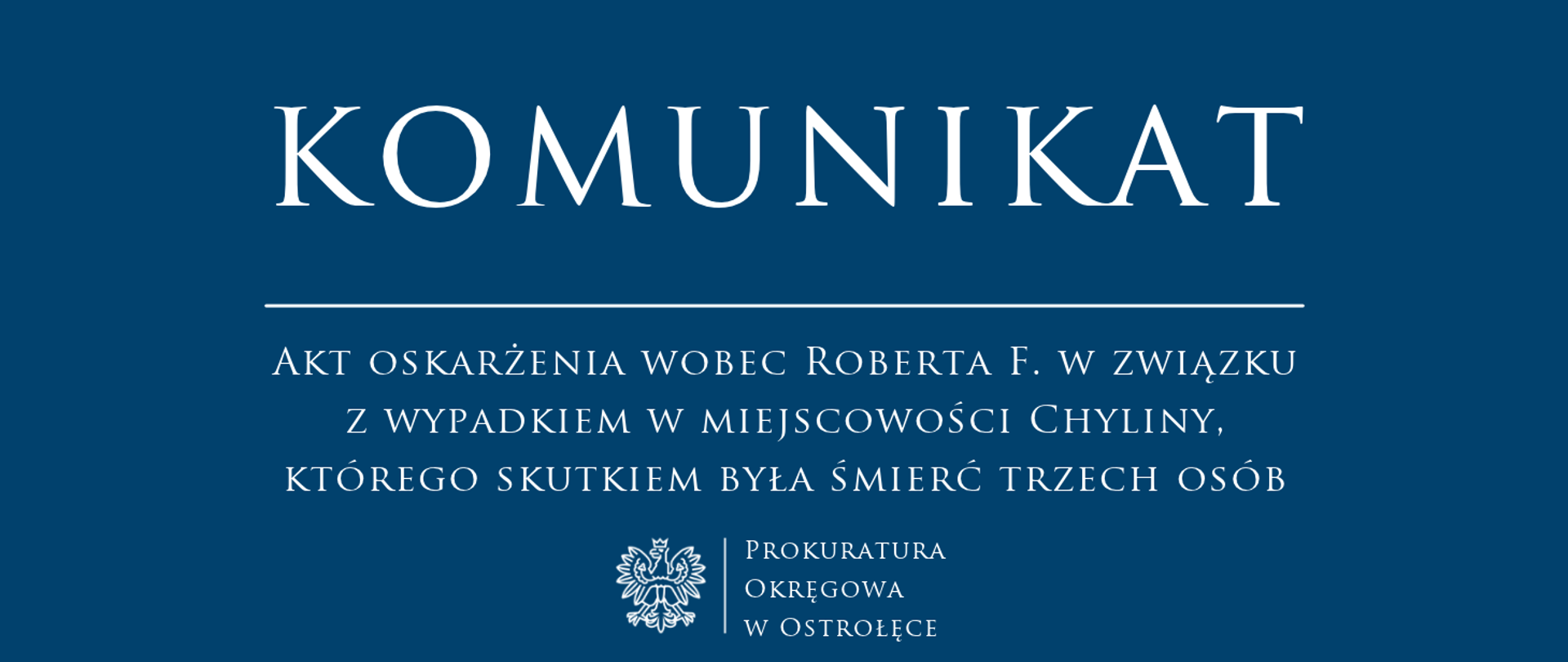 Biały napis komunikat Akt oskarżenia wobec Roberta F. w związku z wypadkiem w miejscowości Chyliny, którego skutkiem była śmierć trzech osób na niebieskim tle