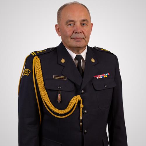 zdjęcie przedstawia starszego brygadiera Mariusza Wielgosza Zastępcę Łódzkiego Komendanta Wojewódzkiego PSP w Łodzi w mundurze wyjściowym. Zdjęcie portretowe.