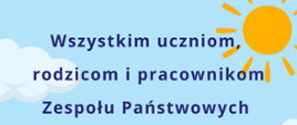 Kolorowy plakat z życzeniami wakacyjnymi. U góry słońce, na dole akcesoria plażowe na piasku nad brzegiem morza: parasol, klapki, koło, piłka, kosz piknikowy. na środku wakacyjne życzenia.