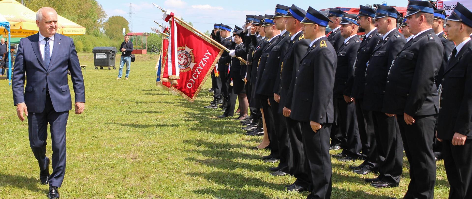Wojewoda z pocztami sztandarowymi w czasie obchodów Dnia Strażaka