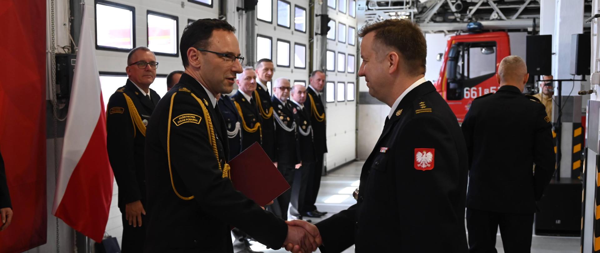 Komendant powiatowy odbiera od komendanta wojewódzkiego akt powołania