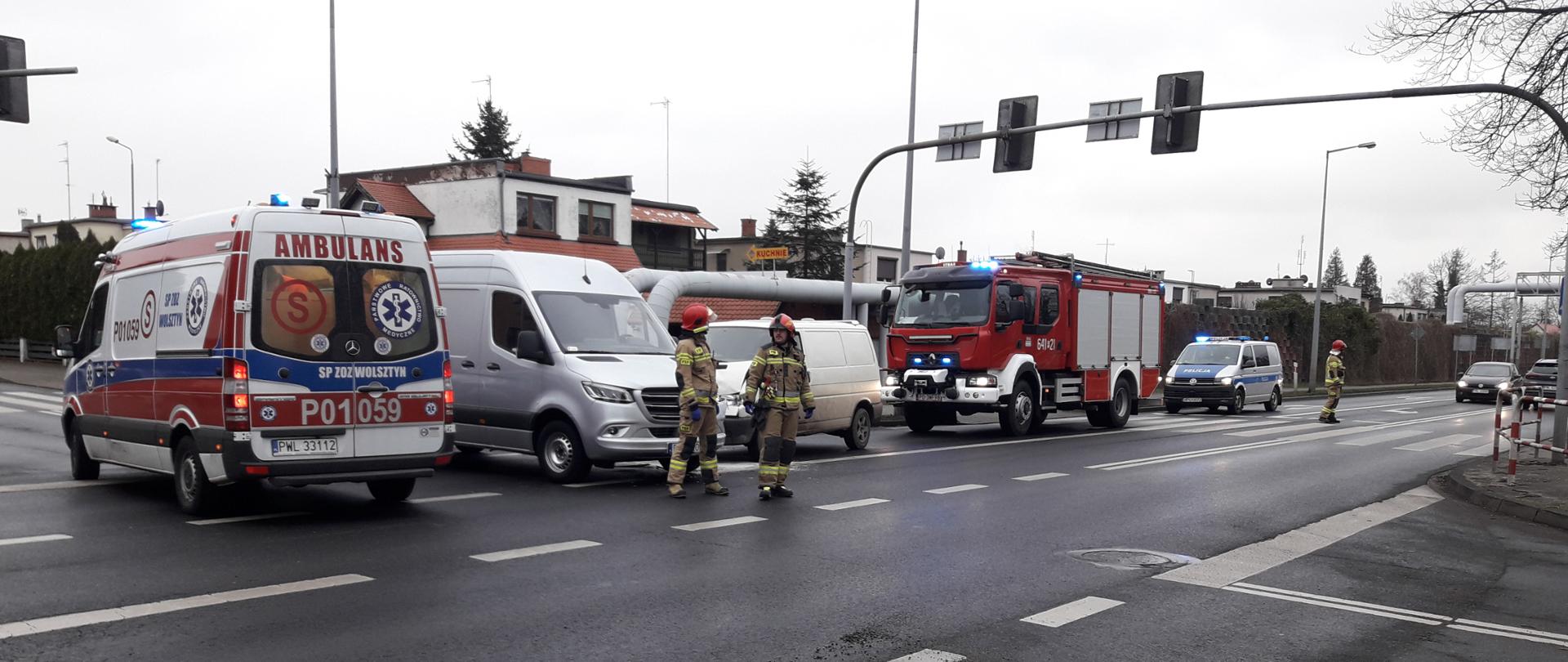 DROGA, KARETKA POGOTOWIA, ROZBITE SAMOCHODY, SAMOCHÓD STRAŻACKI, RADIOWÓZ, STRAŻACY