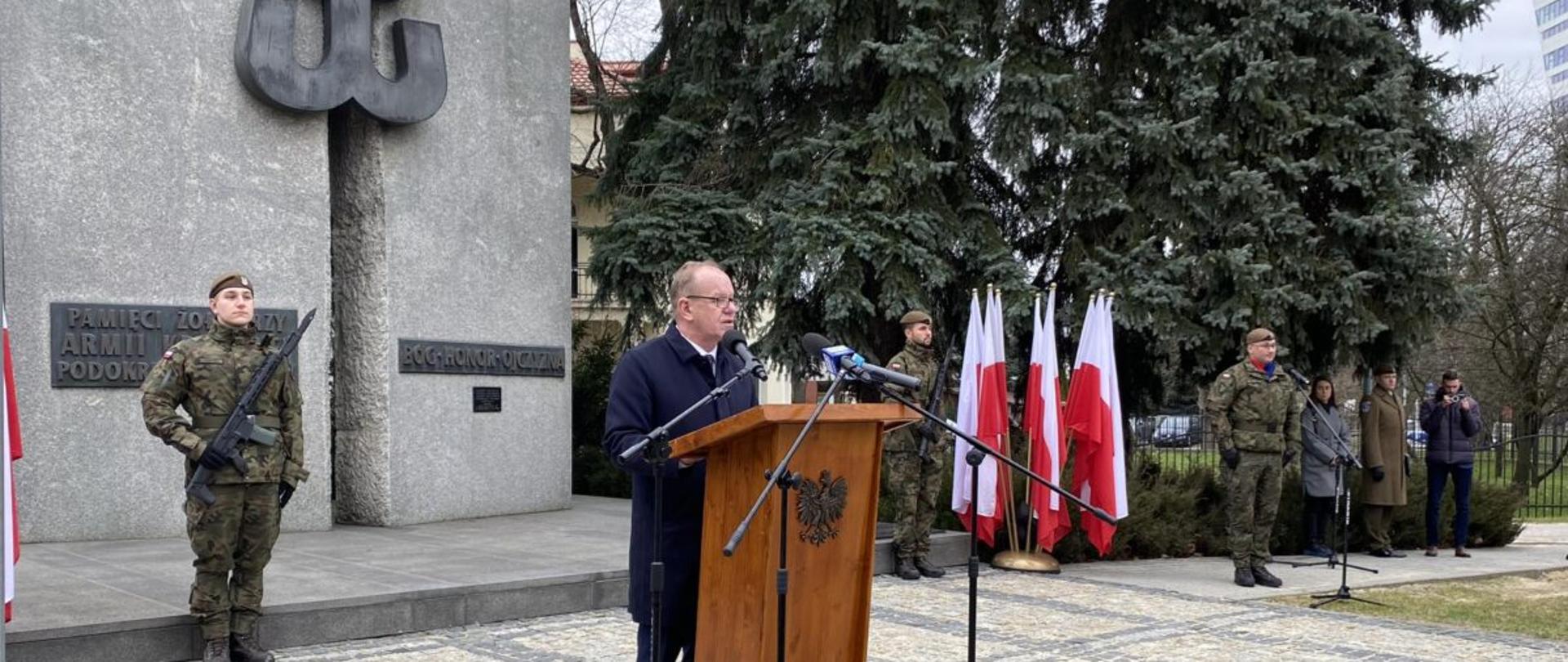 I wicewojewoda podkarpacki Wiesław Buż przemawia podczas uroczystości z okazji 82 rocznicy powstania Armii Krajowej