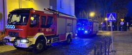 Zdjęcia przedstawiają pojazdy pożarnicze podczas interwencji