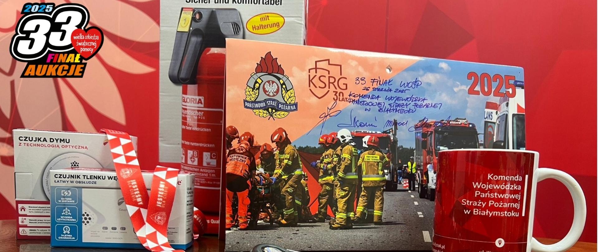 Czujka Dymu,-Czujka Czadu,-Gaśnica Proszkowa 2 KG,-Kalendarz Trójdzielny Państwowej Straży Pożarnej na rok 2025 podpisany przez kierownictwo Komendy Wojewódzkiej Państwowej Straży Pożarnej w Białymstoku:-st. bryg. Janusza Kondrata - podlaskiego komendanta wojewódzkiego Państwowej Straży Pożarnej-st. bryg. Grzegorza Lisowskiego - zastępcę podlaskiego komendanta wojewódzkiego Państwowej Straży Pożarnej-st. bryg. Marcina Wierela - zastępcę podlaskiego komendanta wojewódzkiego Państwowej Straży Pożarnej-mł. bryg. Łukasza Chankowskiego - zastępcę podlaskiego komendanta wojewódzkiego Państwowej Straży Pożarnej.-Kubek z logo Komendy Wojewódzkiej PSP w Białymstoku,-Smycz z logo PSP,-Retraktor do karty z logo PSP.