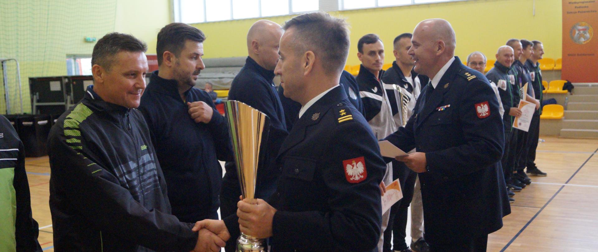 Ceremonia wręczania pucharów zawodnikom