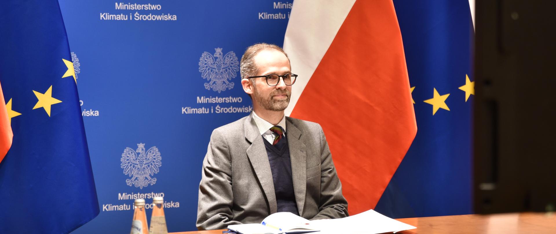Wiceminister Adam Guibourgé-Czetwertyński podczas debaty "Dług pandemiczny a zielone inwestycje"
