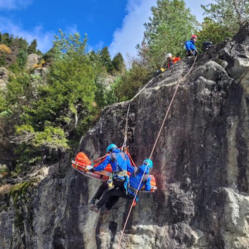 Transportowanie rannego ze zbocza góry