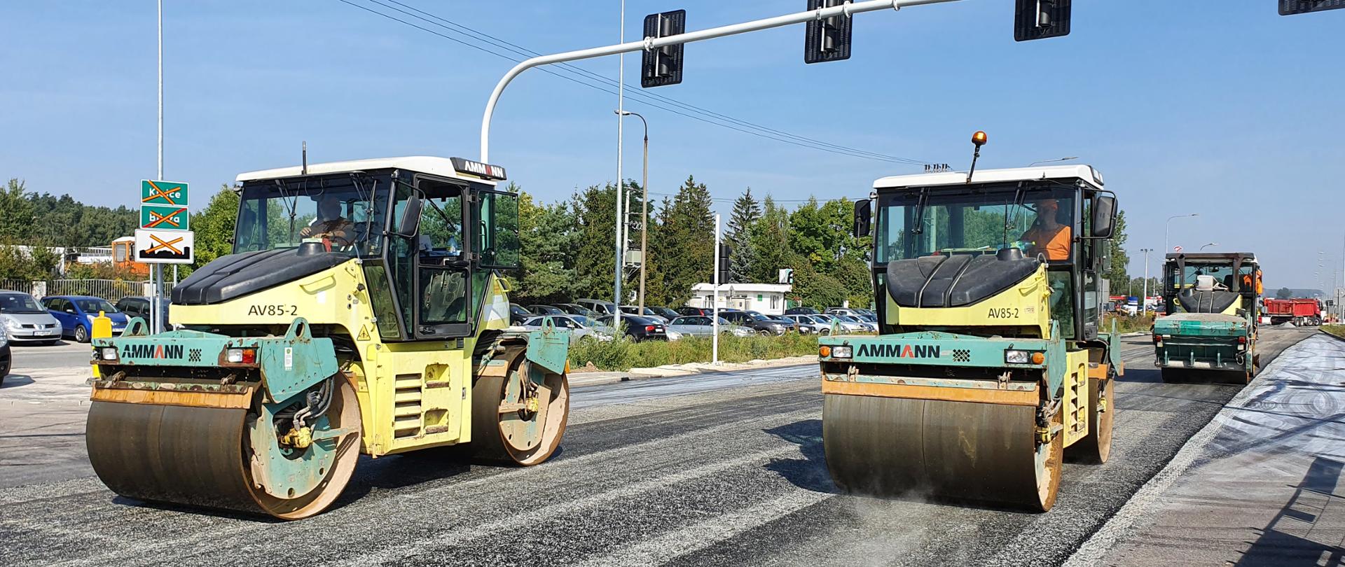 DK73 budowa obwodnicy Morawicy - układanie nawierzchni