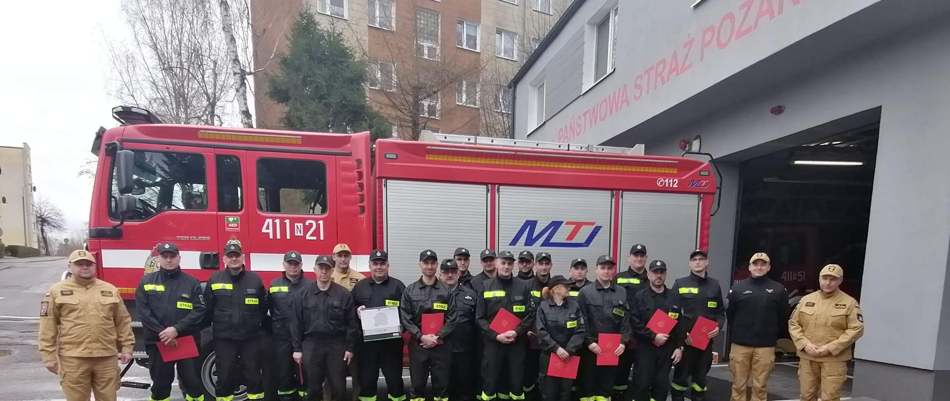 druhowie z zaświadczeniami ukończenia szkolenia dowódców OSP