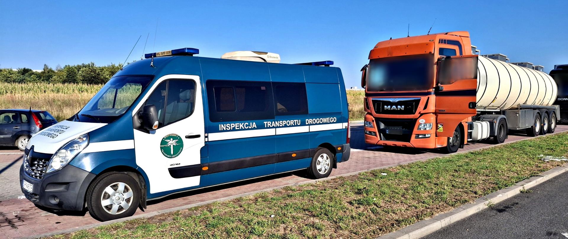 Pojazd Inspekcji Transportu Drogowego oraz pomarańczowy ciągnik siodłowy z cysterną zatrzymany do kontroli na autostradzie A4.