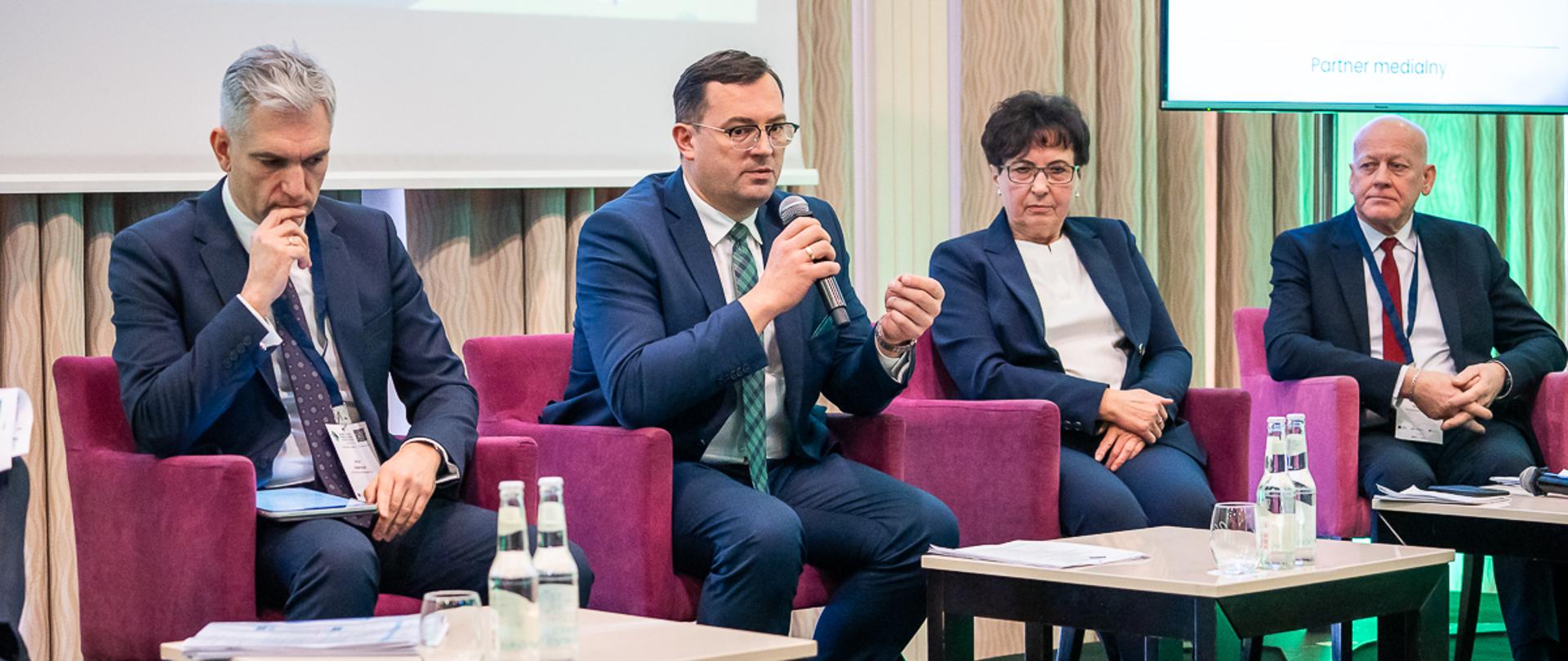 Wiceminister Stefan Krajewski przemawia podczas debaty (fot. MRiRW)