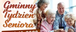 Na białym tle u góry po lewej stronie napis: Gminny Tydzień Seniora 9-13.10.2023. Po prawej stronie zdjęcie uśmiechniętych seniorów wpatrzonych w smartfona. Poniżej szczegółowy program Tygodnia Seniora.
