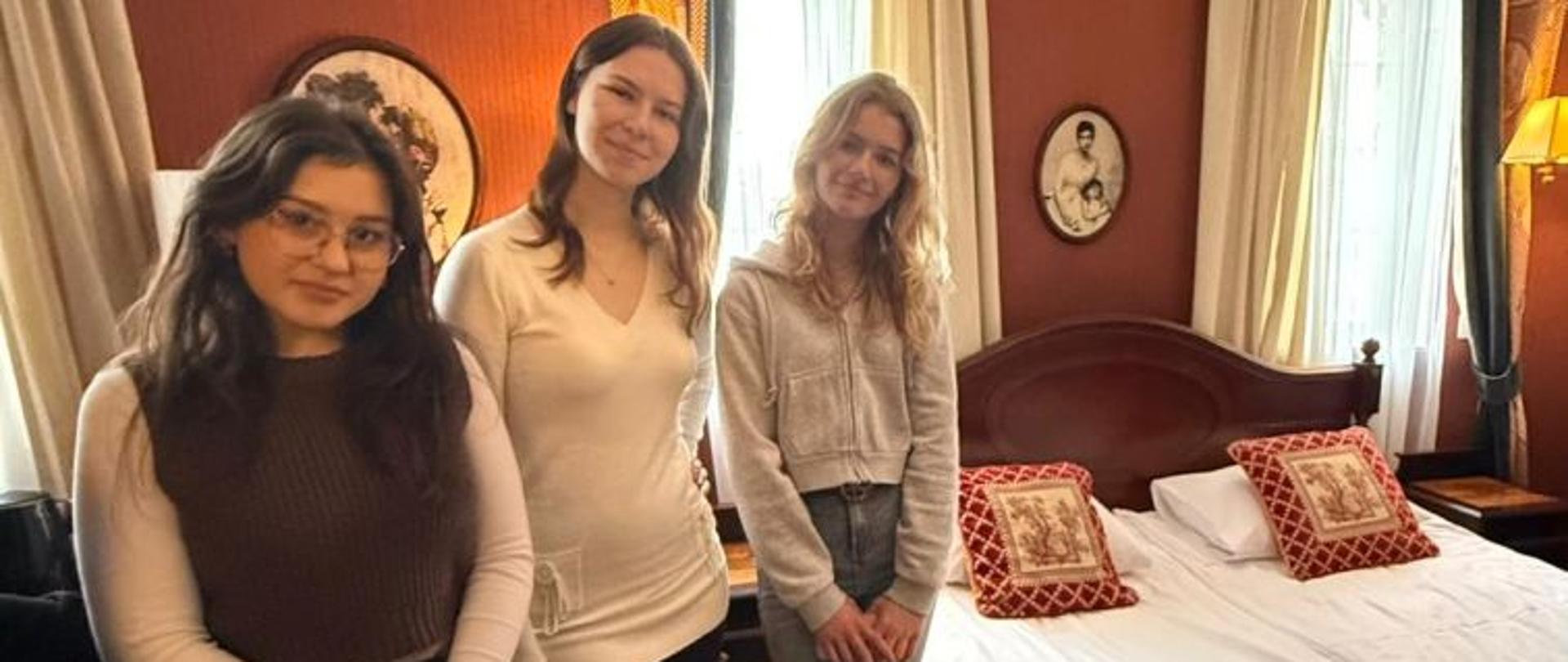 Uczennice oglądają pokój hotelowy
