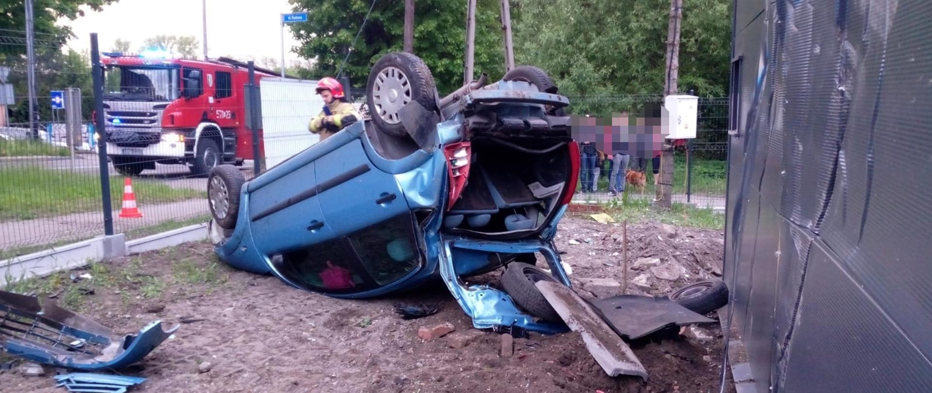 wypadek samochodu osobowego przy ul. 1 Maja