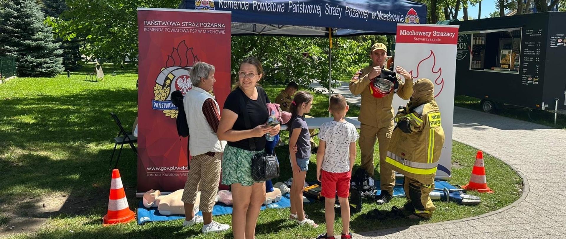 Na zdjęciu stanowisko KP PSP Miechów oraz mieszkańcy oglądający sprzęt strażacki