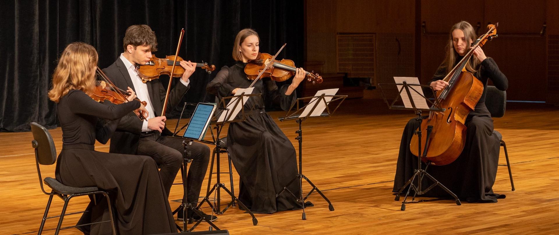 Kwartet smyczkowy Państwowa Szkoła Muzyczna w Mielcu na scenie w Filharmonii Podkarpackiej w Rzeszowie