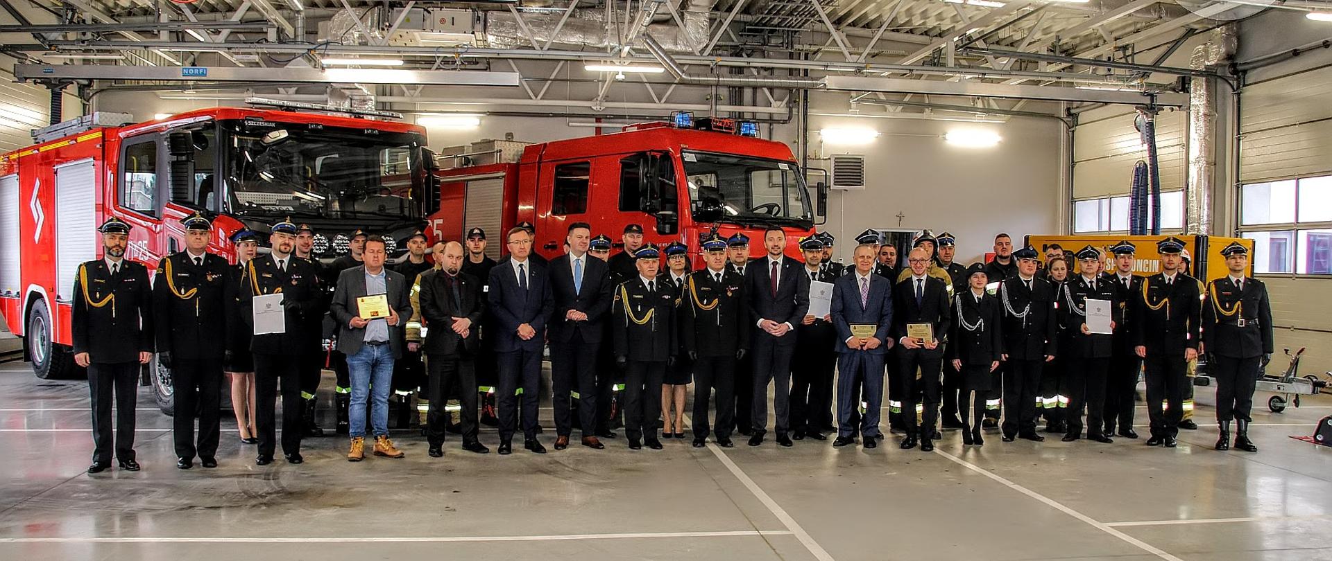 Przekazanie pojazdów i sprzętu pożarniczego dla jednostek ochrony przeciwpożarowej z terenu powiatów legionowskiego i nowodworskiego