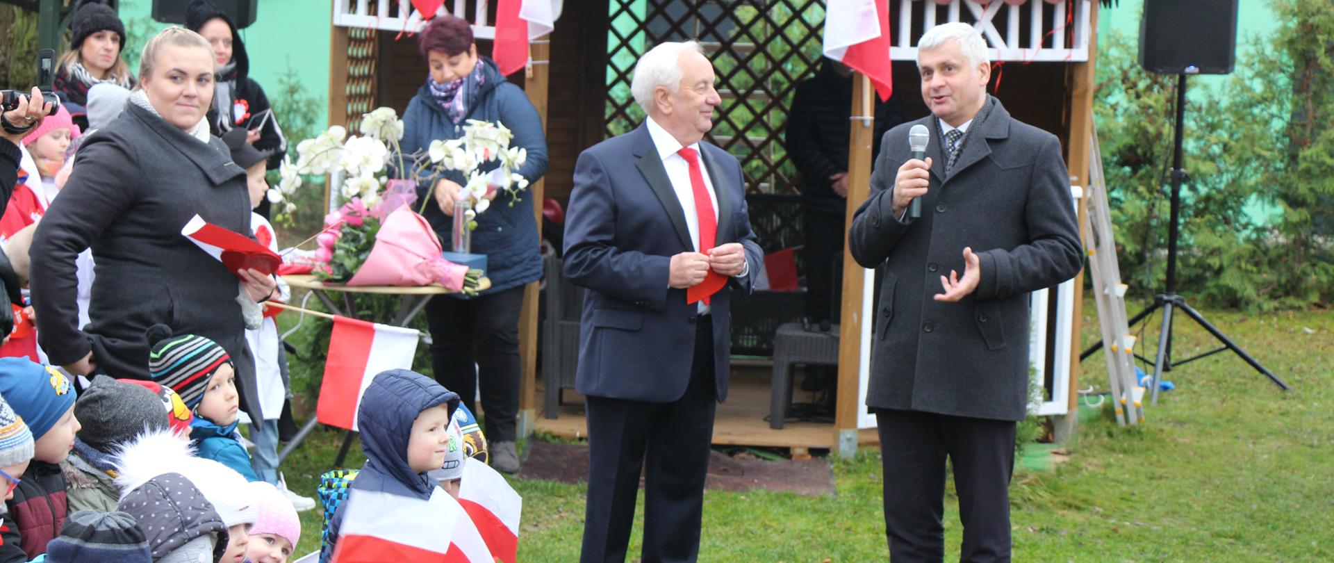 Wojewoda podlaski na odsłonięciu Wieży Niepodległości z serc kochających Polskę