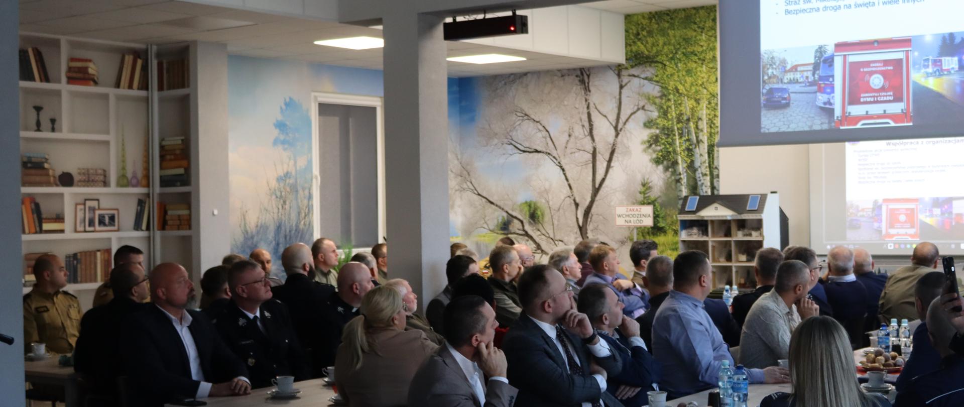 sala, ludzie, przy stołach, 