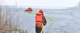 Ćwiczenia na lodzie JRG 2 - ratowanie za pomocą węża pożarniczego