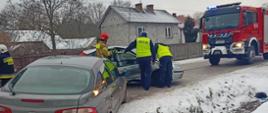 Działania ratownicze podczas wypadku w miejscowości Mucharzew.