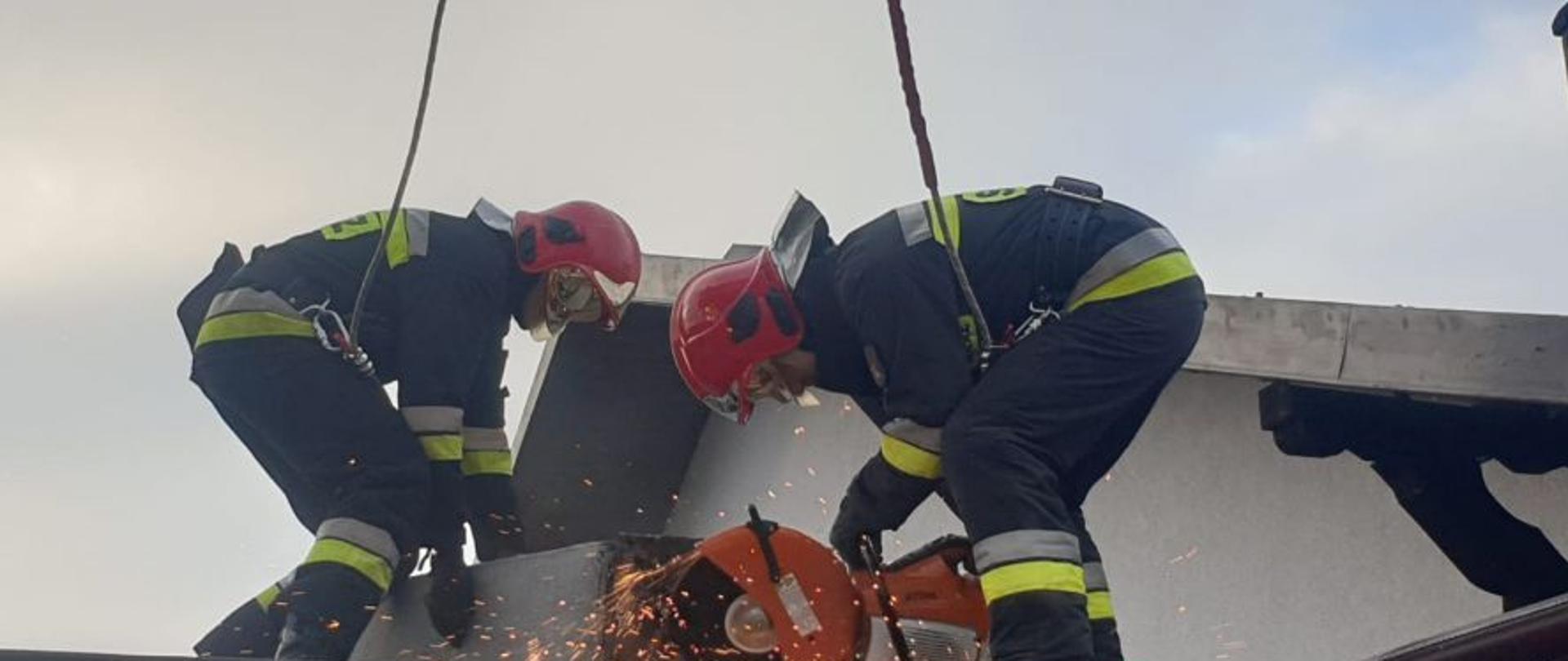 POŻAR W BUDYNKU MIESZKALNYM