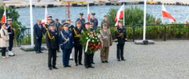 Delegacja służb mundurowych MSWiA składa wieniec z okazji 82. rocznicy wybuchu II Wojny Światowej.