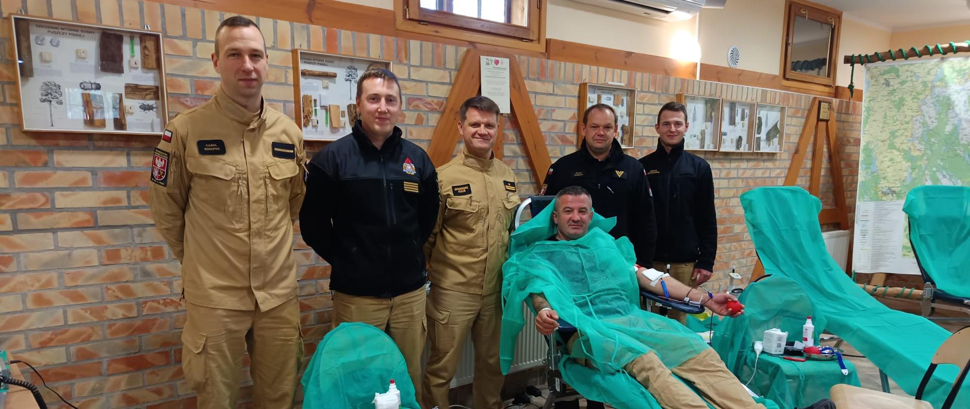 Strażacy oddający krew