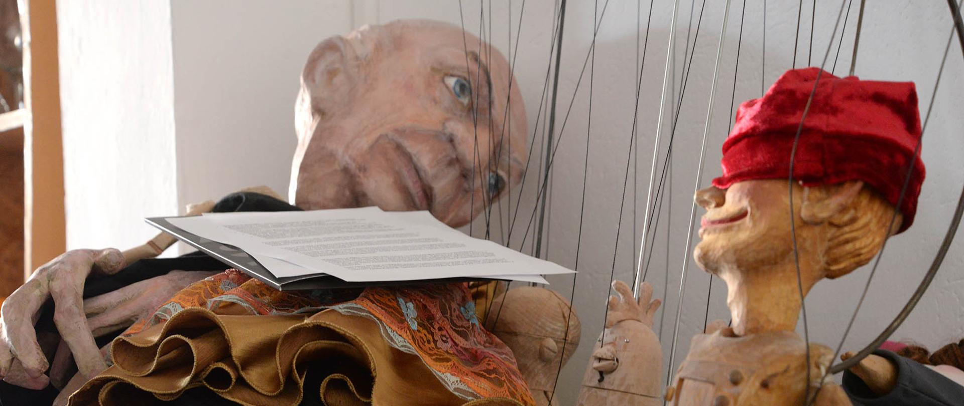 zdjęcie , dwie drewniane pacynki ułożone na stole