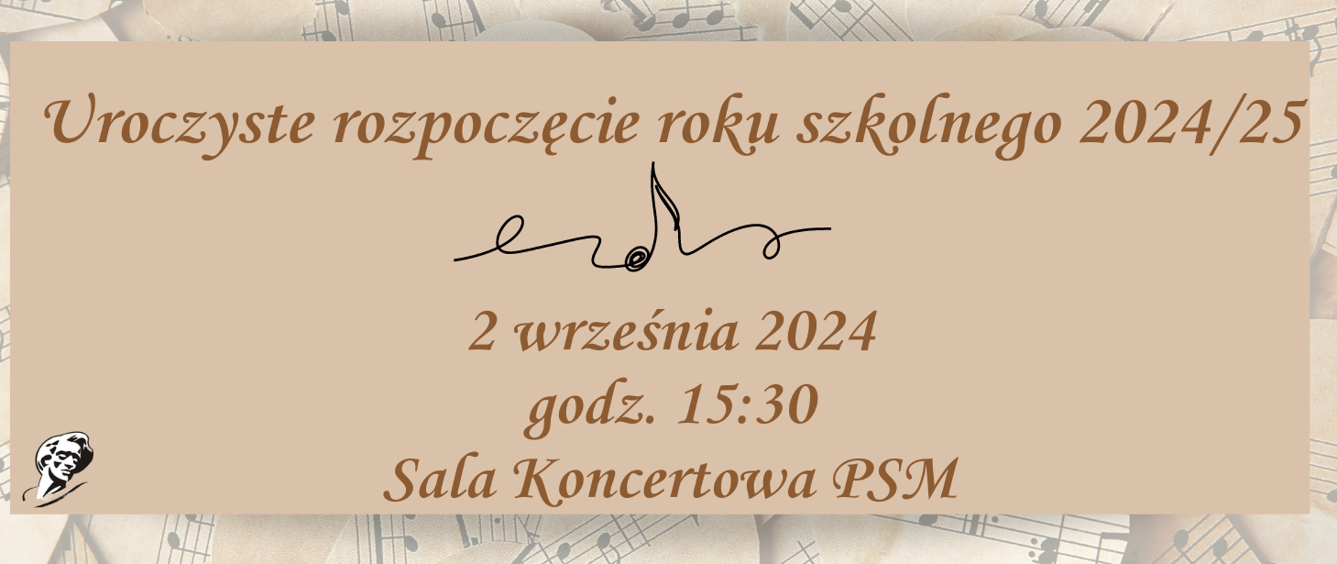 Na tle beżowych kartek zapełnionych zapisem nutowych znajduje się beżowy prostokąt z brązowymi litrami, które obwieszczają uroczystość rozpoczęcia roku szkolnego 2024/2025 w Sali Koncertowej Szkoły, w poniedziałek, 2 września 2024, o godzinie 15:30. W lewym dolnym rogu logo szkoły, głowa Fryderyka Chopina.
