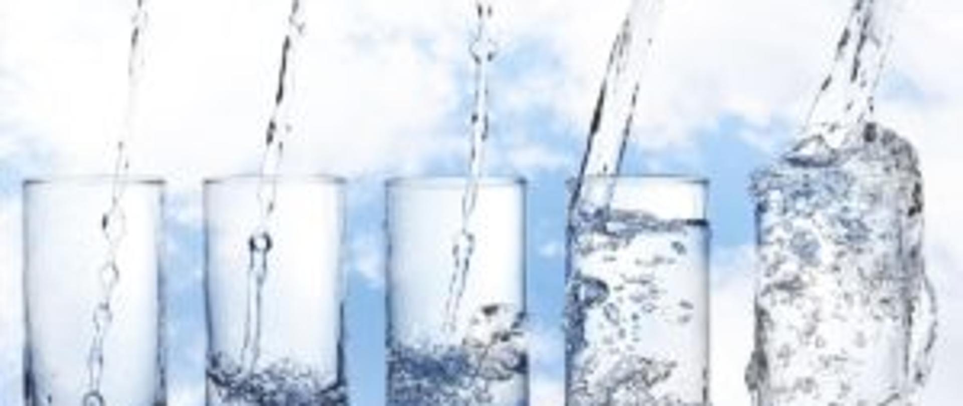 szklanki z wodą