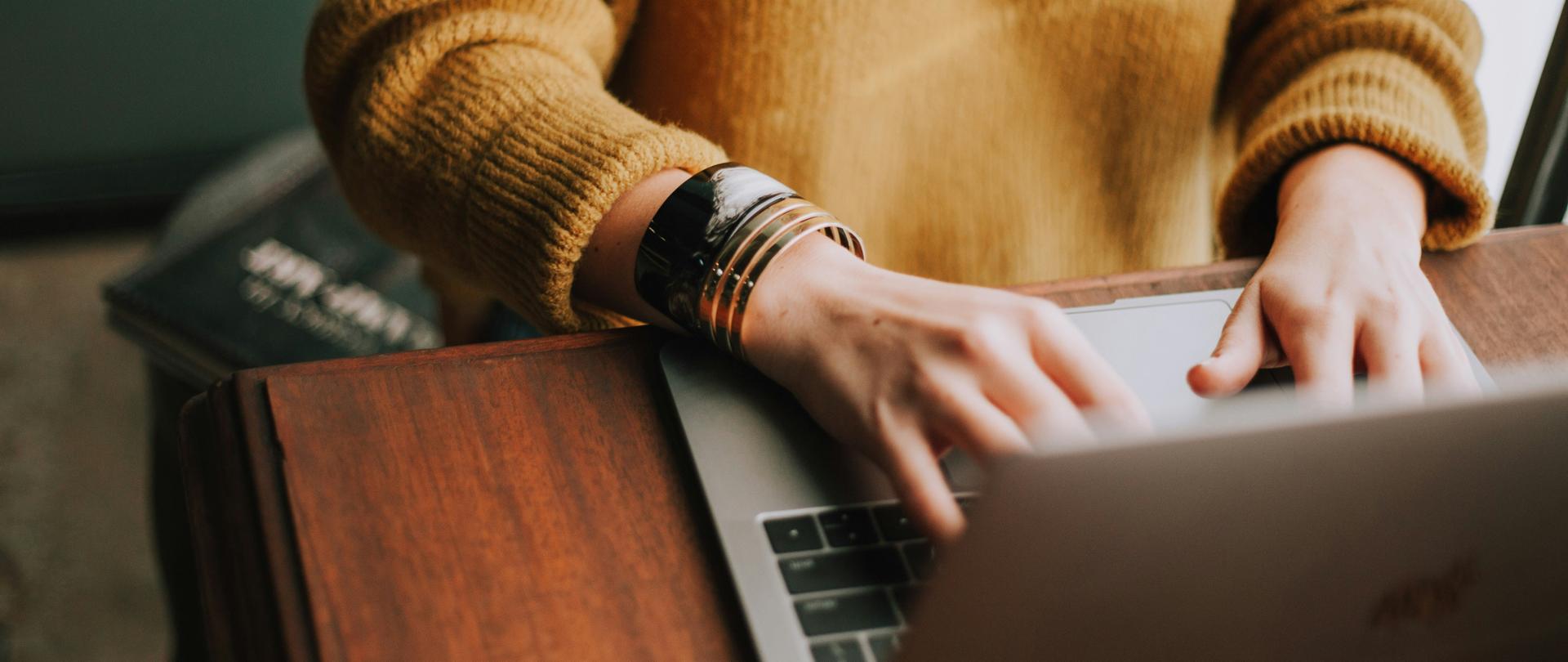 Dłonie na laptopie