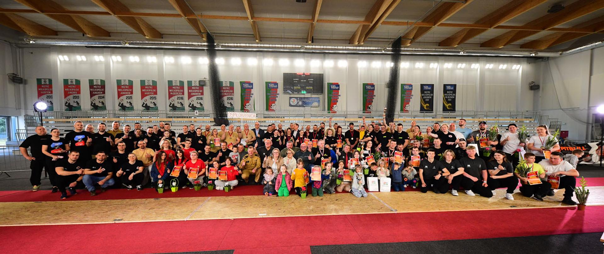 Wspólne zdjęcie uczestników i organizatorów.