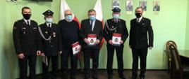 Wręczenie świadczeń ratowniczych dla członków OSP. Na zdjęciu druhowie OSP wraz z kierownictwem Komendy . 