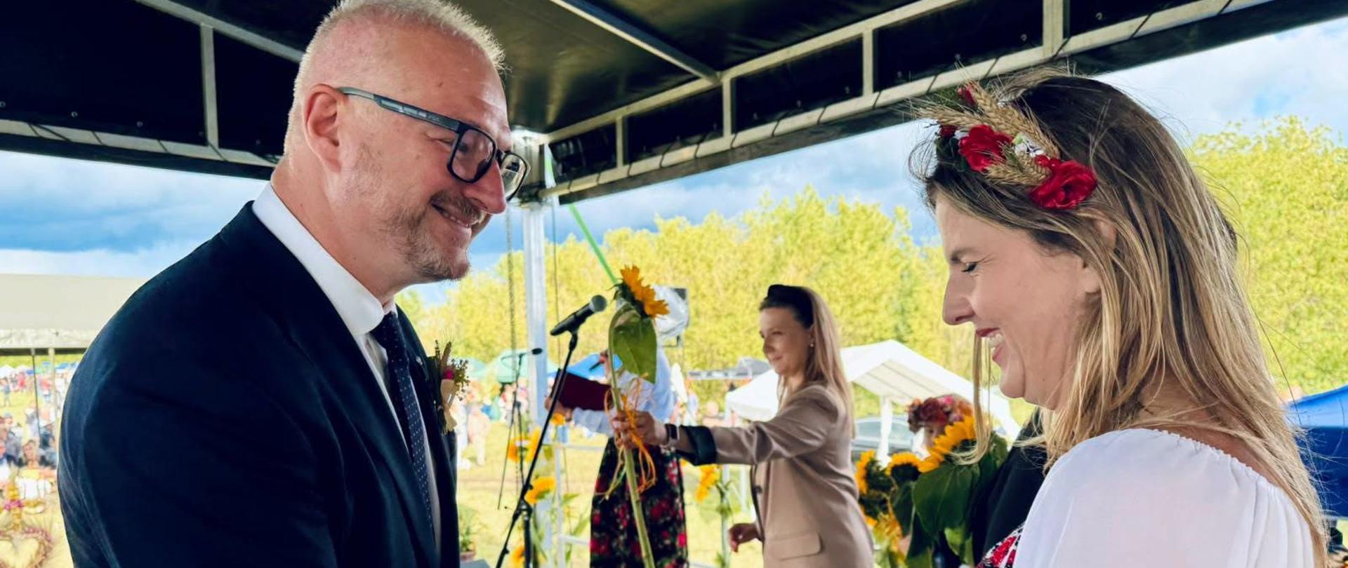 Klimat, tradycja i spotkania z mieszkańcami. Wojewoda Radosław Król z wizytą w Wierzbinach