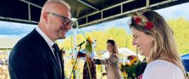 Klimat, tradycja i spotkania z mieszkańcami. Wojewoda Radosław Król z wizytą w Wierzbinach